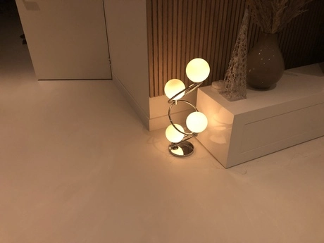 glad gietvloer in moderne woonruimte met lamp