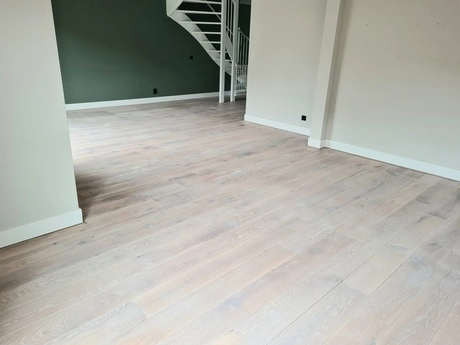 houten vloer in een lege kamer zichtbaar