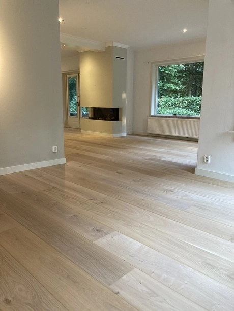 houten vloer in een moderne woonkamer omgeving