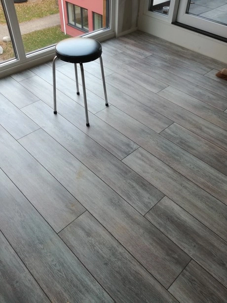 houten vloer met een eenvoudige kruk erbij