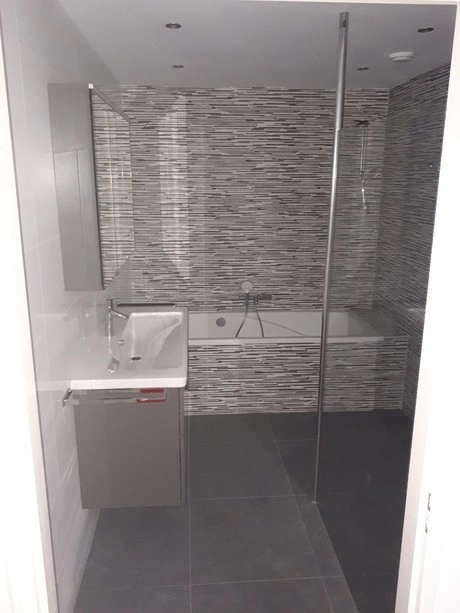 moderne badkamer met douche en badkuip
