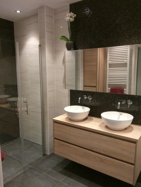 moderne badkamer met dubbele wastafel en spiegel
