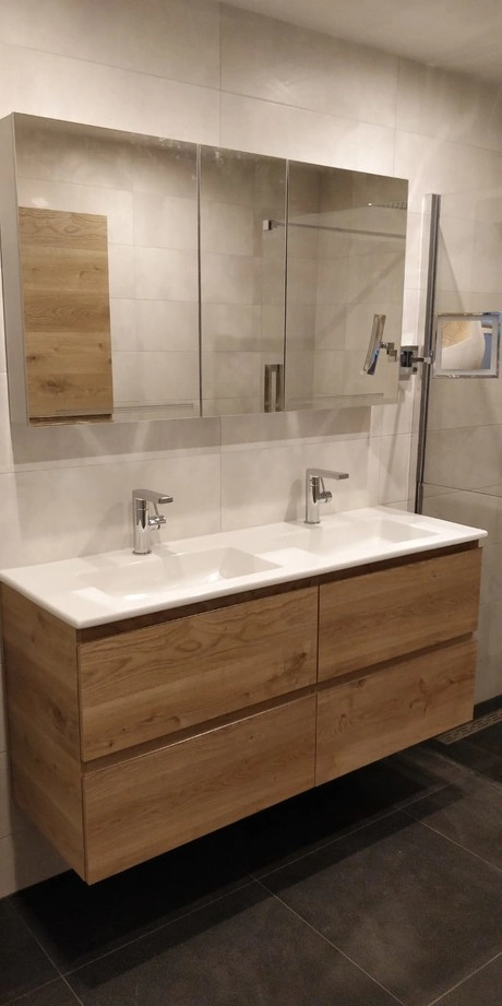 moderne badkamer met dubbele wastafel en spiegels