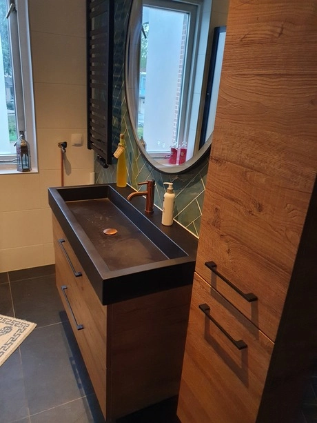 moderne badkamer met houten wastafelmeubel en spiegel