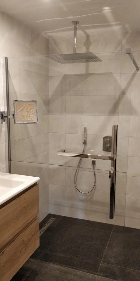moderne badkamer met inloopdouche en houten kast