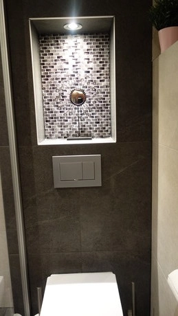 moderne badkamer met sfeervolle muurnis verlichting