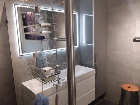 moderne badkamer met spiegel en doucheproducten
