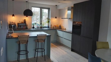 moderne keuken met eiland en zitplekken