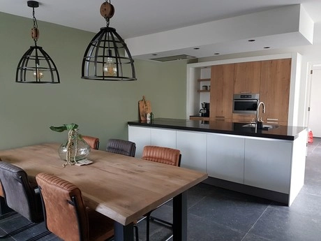 moderne keuken met houten accenten en eettafel