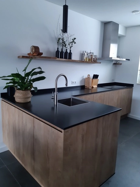 moderne keuken met houten kasten en zwarte details