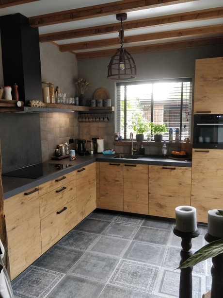 moderne keuken met houten kastjes en tegelvloer