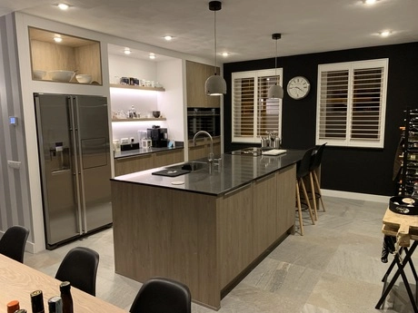 moderne keuken met kookeiland en eetgedeelte