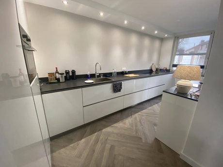 moderne keuken met strakke witte kasten