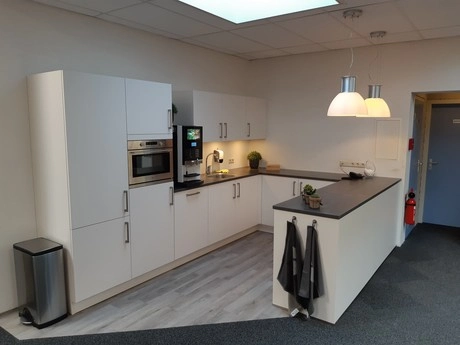 moderne keuken met witte kasten en eiland