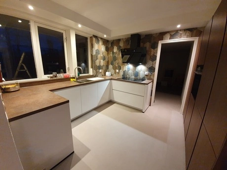 moderne keuken met witte kasten en houten details