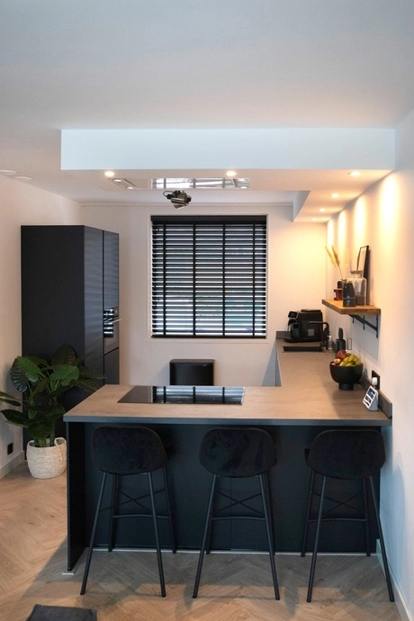 moderne keuken met zwarte accenten en eiland
