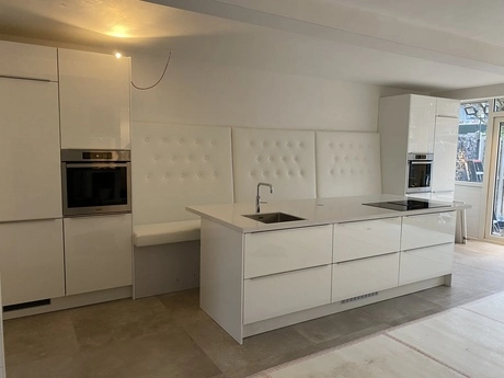 moderne witte keuken met eiland en apparaten