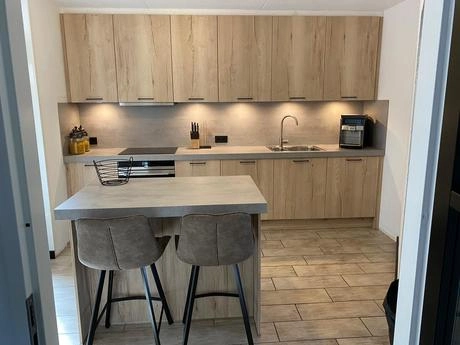 strakke keuken met houten kasten en eiland