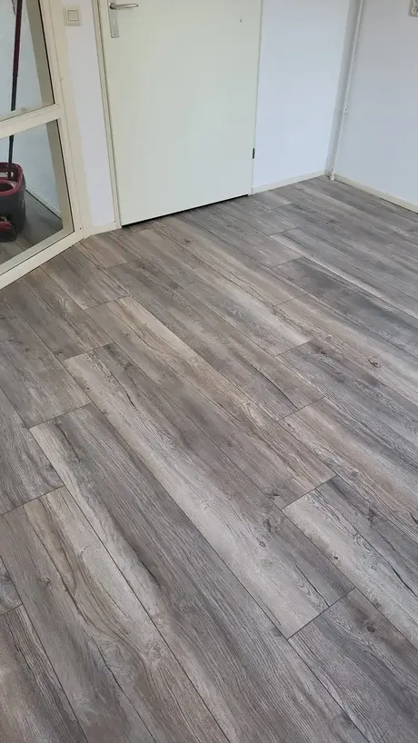 bruine houten vloer in een lege kamer