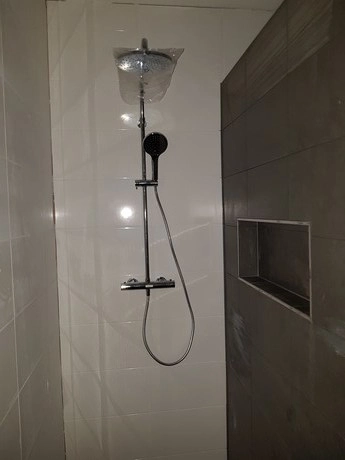 douche met ingebouwde nis en regendouchekop