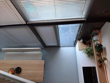 gladde betonnen vloer in moderne kamer zichtbaar