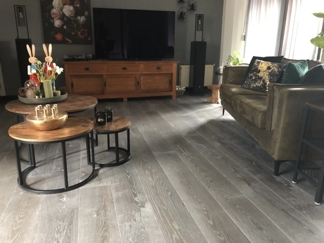grijze houten vloer in moderne woonkamerinterieur