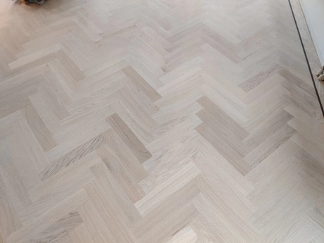 houten vloer met visgraatpatroon in lichte tinten