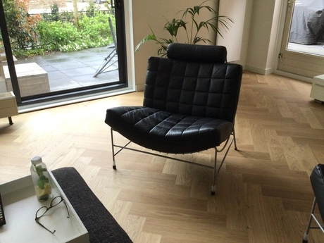 houten vloer met visgraatpatroon in woonkamer