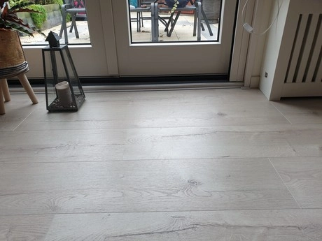 houten vloer naast glazen deuren naar buiten