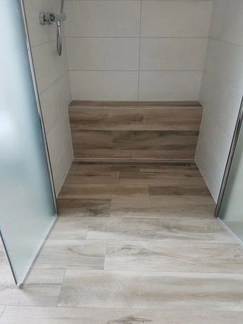 inloopdouche met houten vloer en glazen wanden