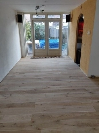 kamer met een lichte houten vloer