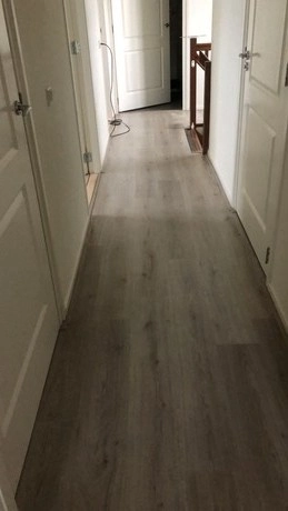 lange smalle gang met houten vloer