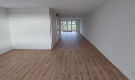 leeg interieur met houten vloer en ramen