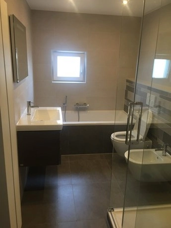 moderne badkamer met bad en glazen douche