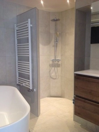 moderne badkamer met douche en badkuip