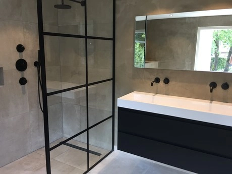 moderne badkamer met douche en dubbele wastafel