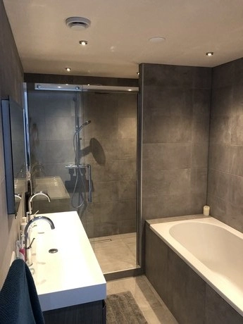 moderne badkamer met douche en ligbad