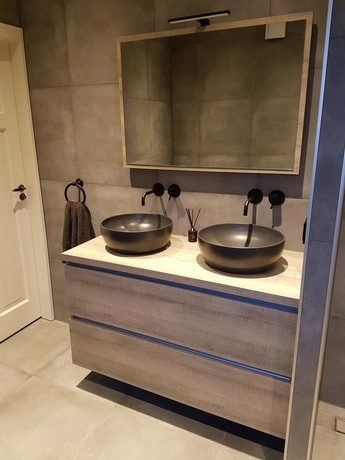 moderne badkamer met dubbele wasbakken en spiegel