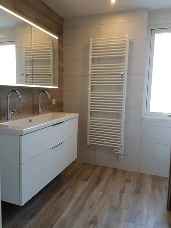 moderne badkamer met dubbele wastafel en radiator