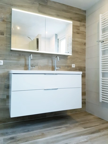 moderne badkamer met dubbele wastafel en spiegel