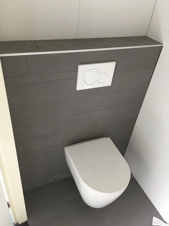 moderne badkamer met een hangend toilet