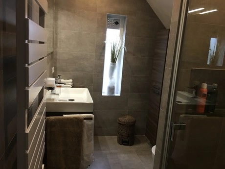 moderne badkamer met grijze tegels en douche