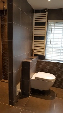 moderne badkamer met hangtoilet en radiator