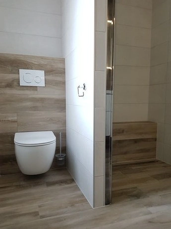 moderne badkamer met houten en witte tegels