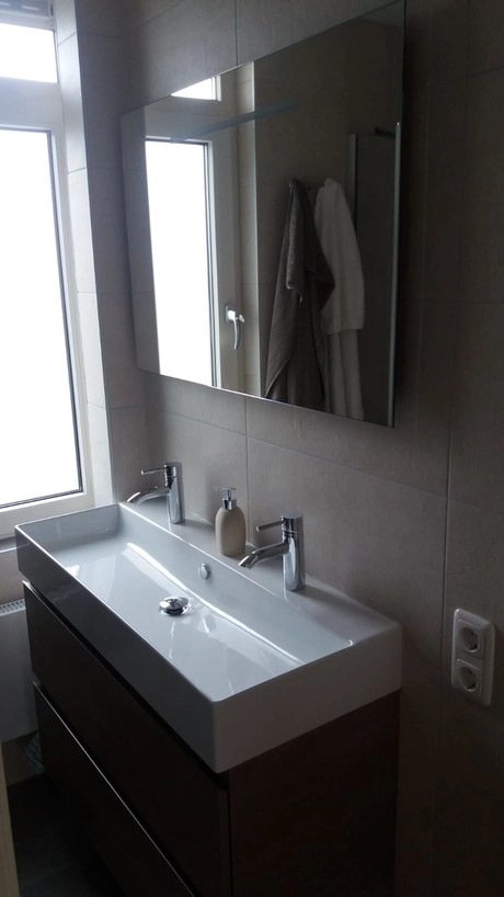 moderne badkamer met spiegel en dubbele wastafel