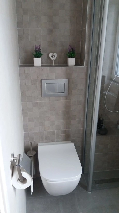 moderne badkamer met toilet en douchehoek