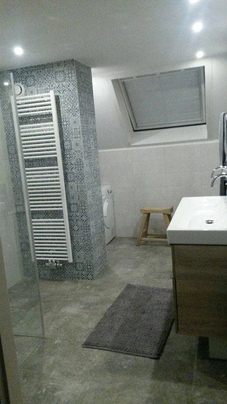 moderne badkamer met wasmachine en raamkozijn