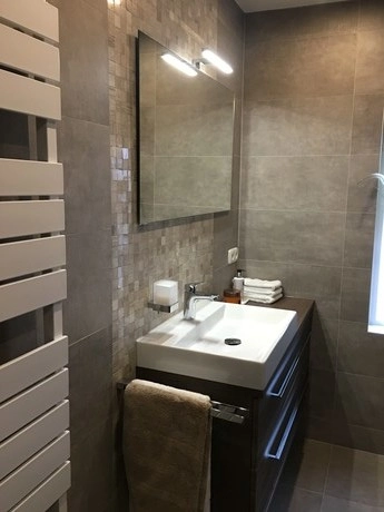 moderne badkamer met wastafel en spiegel