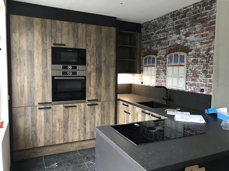 moderne keuken met baksteenmuur en koelkast