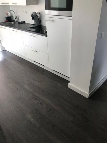 moderne keuken met donkere houten vloer